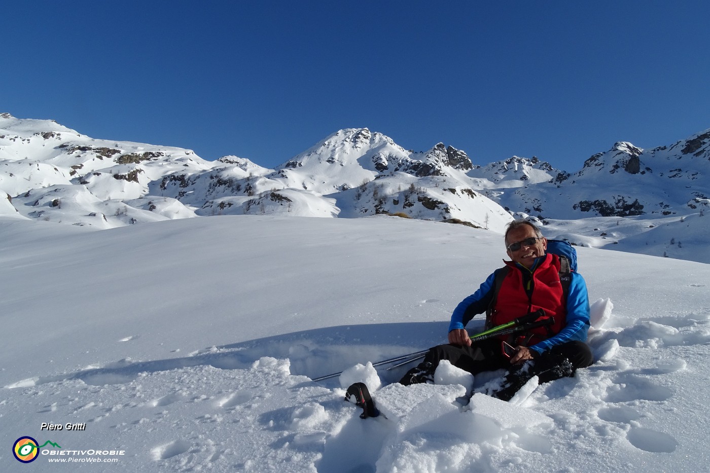 02 Rinfrescatina nella neve col Madonnino da sfonedo.JPG